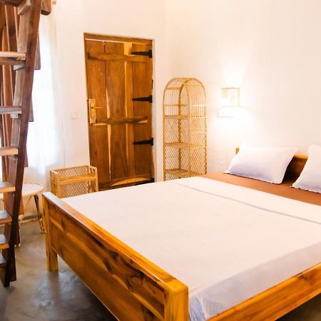 Pompon Hotel Pottuvil Kültér fotó