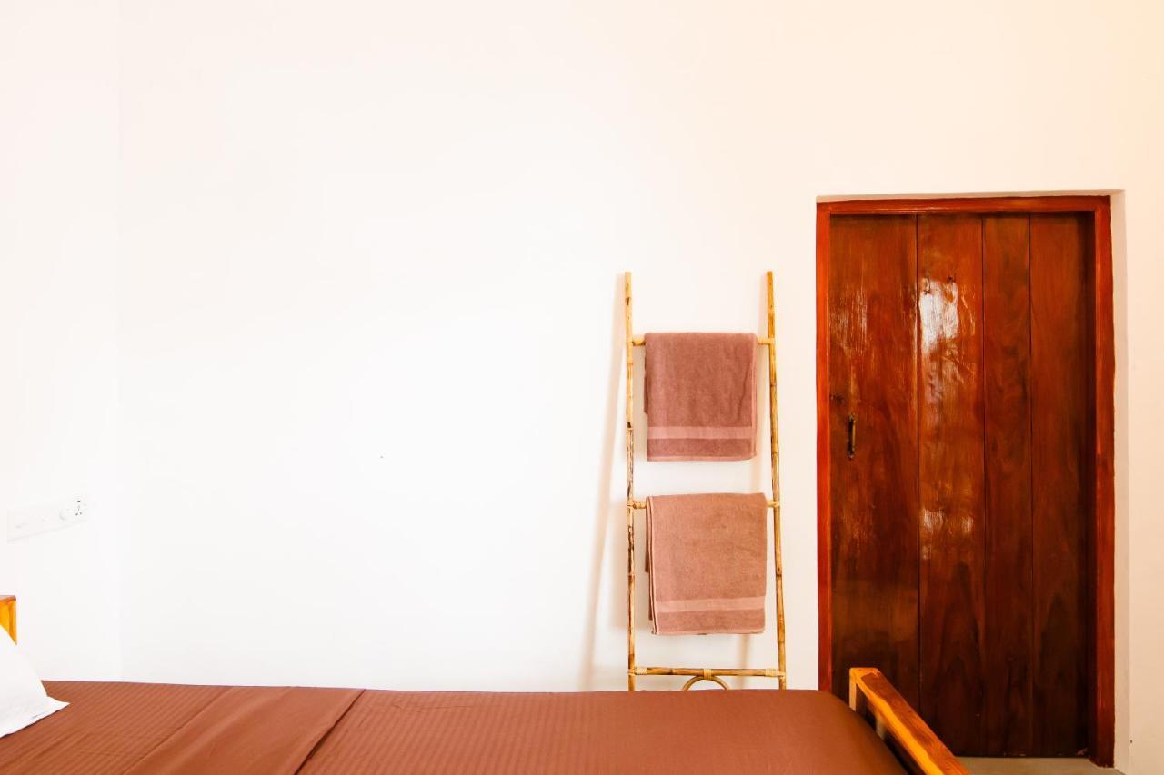 Pompon Hotel Pottuvil Kültér fotó